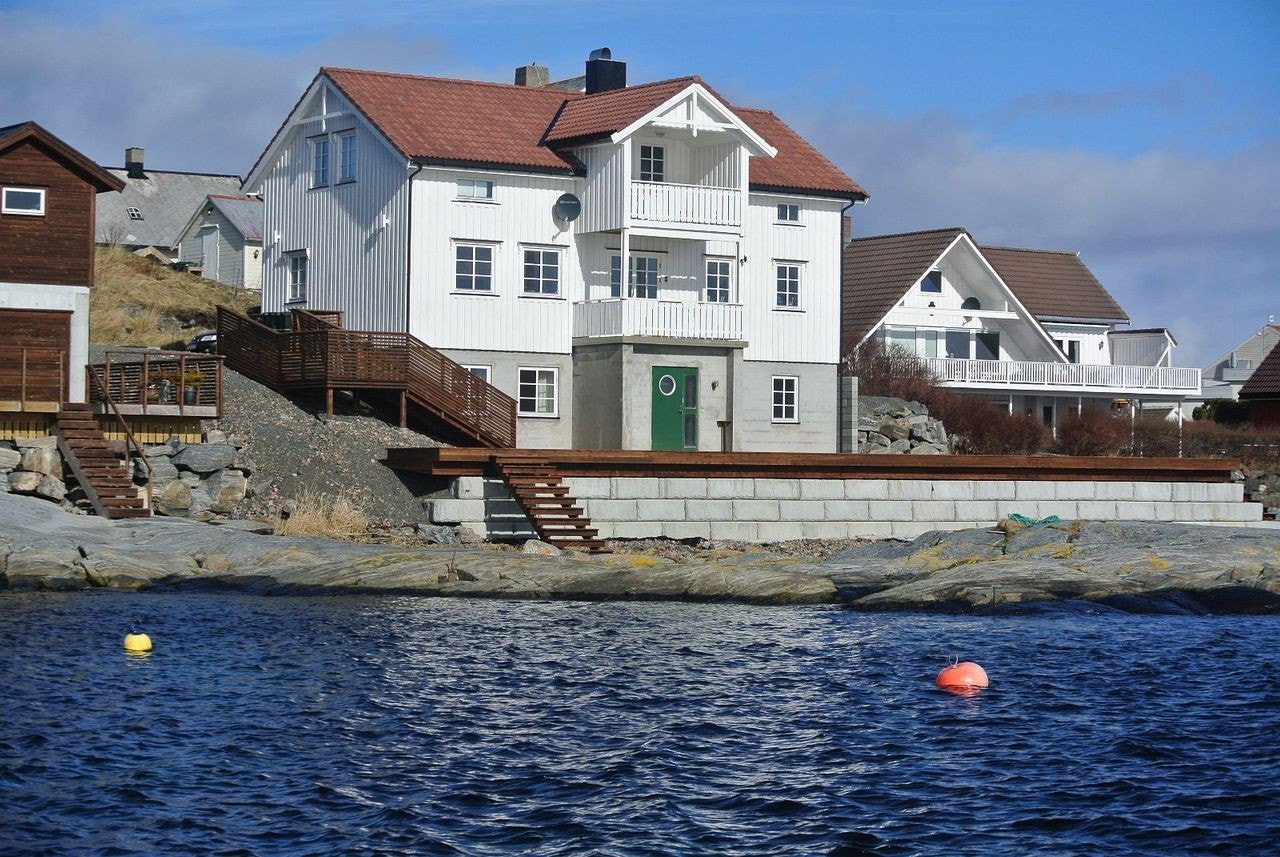 Eiendommen sett fra sjøen Galleribilde