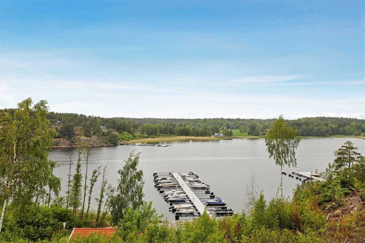 Bilde fra fellesområde, brygge og badestrand. Ca. 550m fra hytta Galleribilde