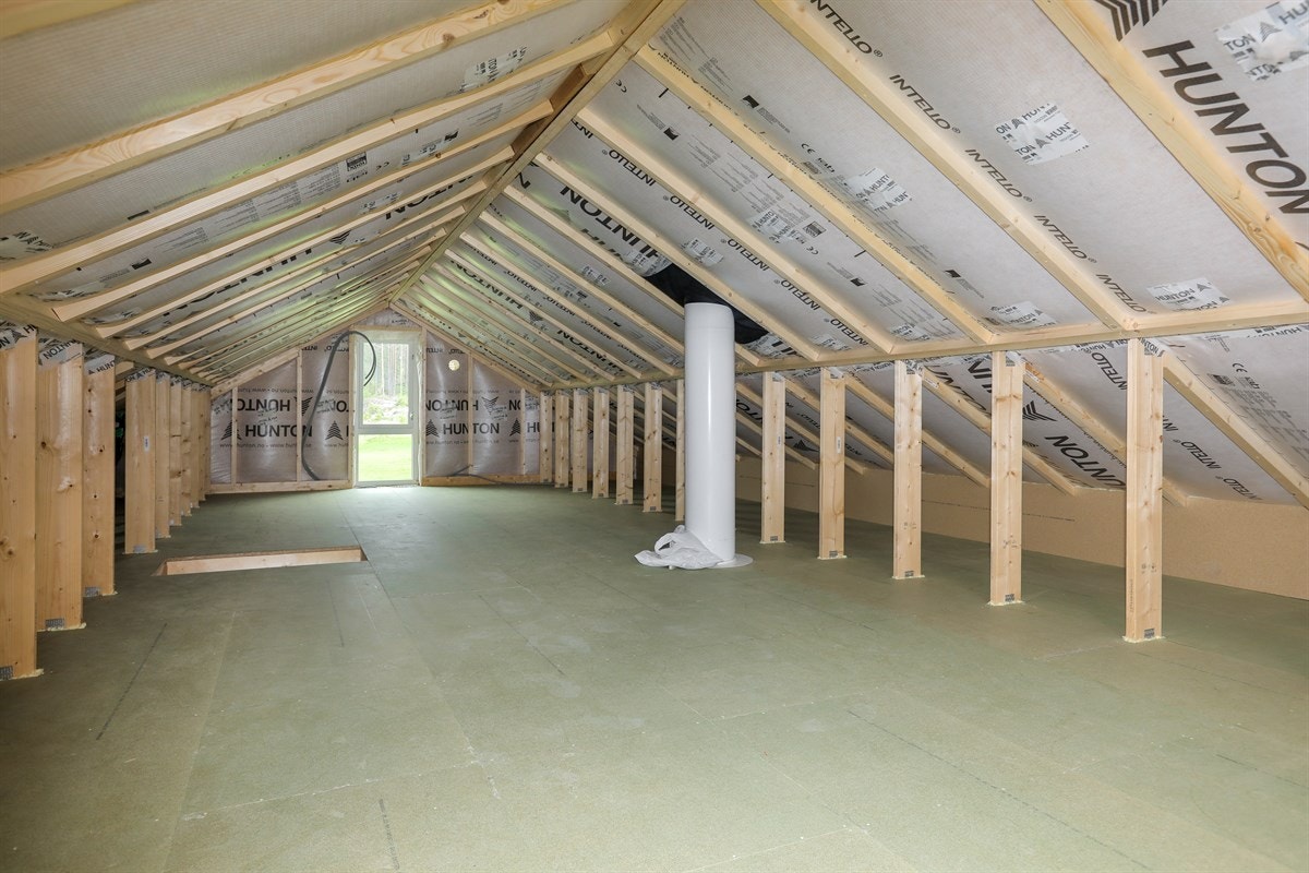 Uinnredet hems med adkomst via takluke i entre Galleribilde