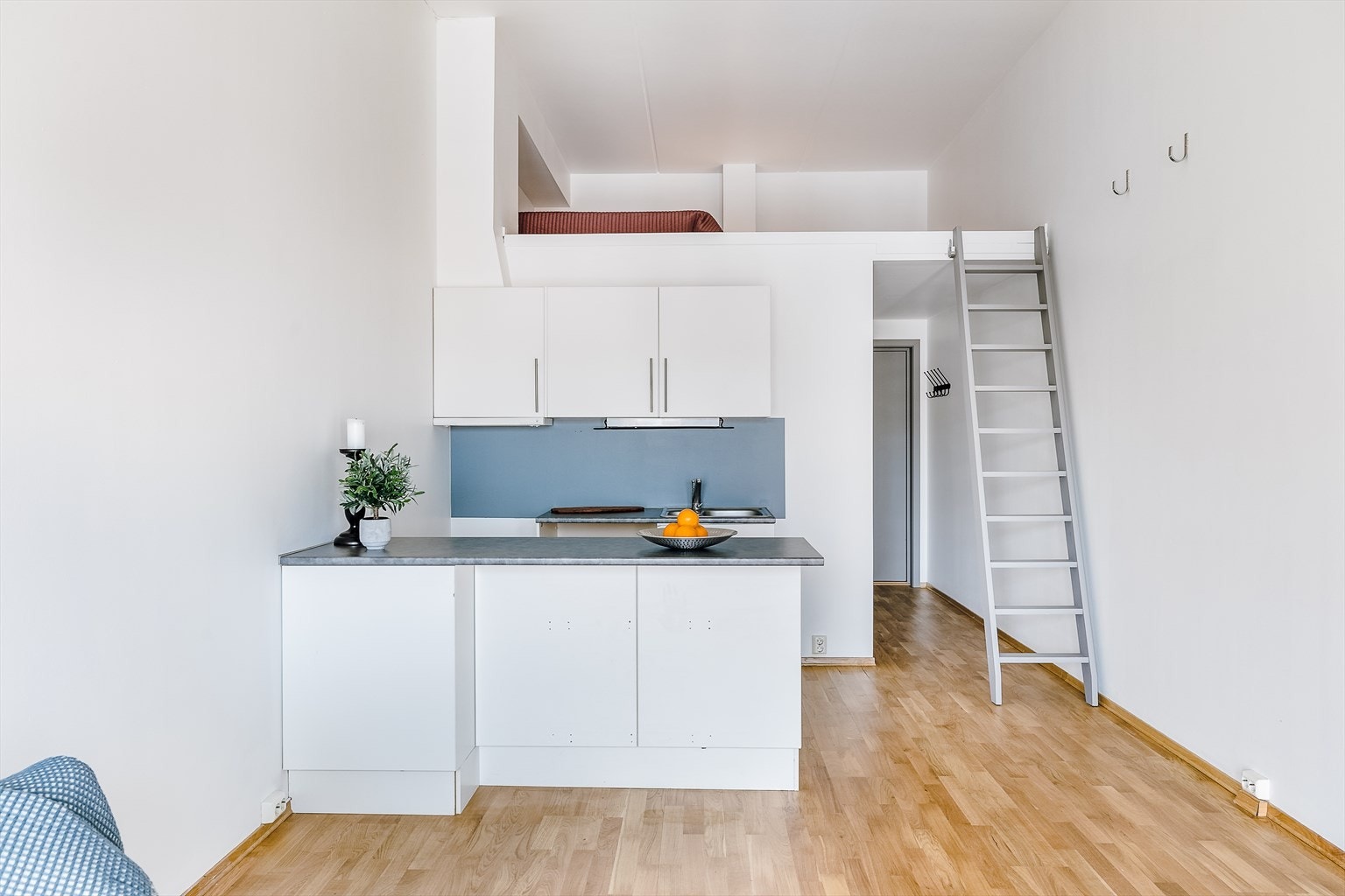 Stuen og kjøkkenet er samlet i åpen løsning og utgjør mye av leiligheten. Galleribilde