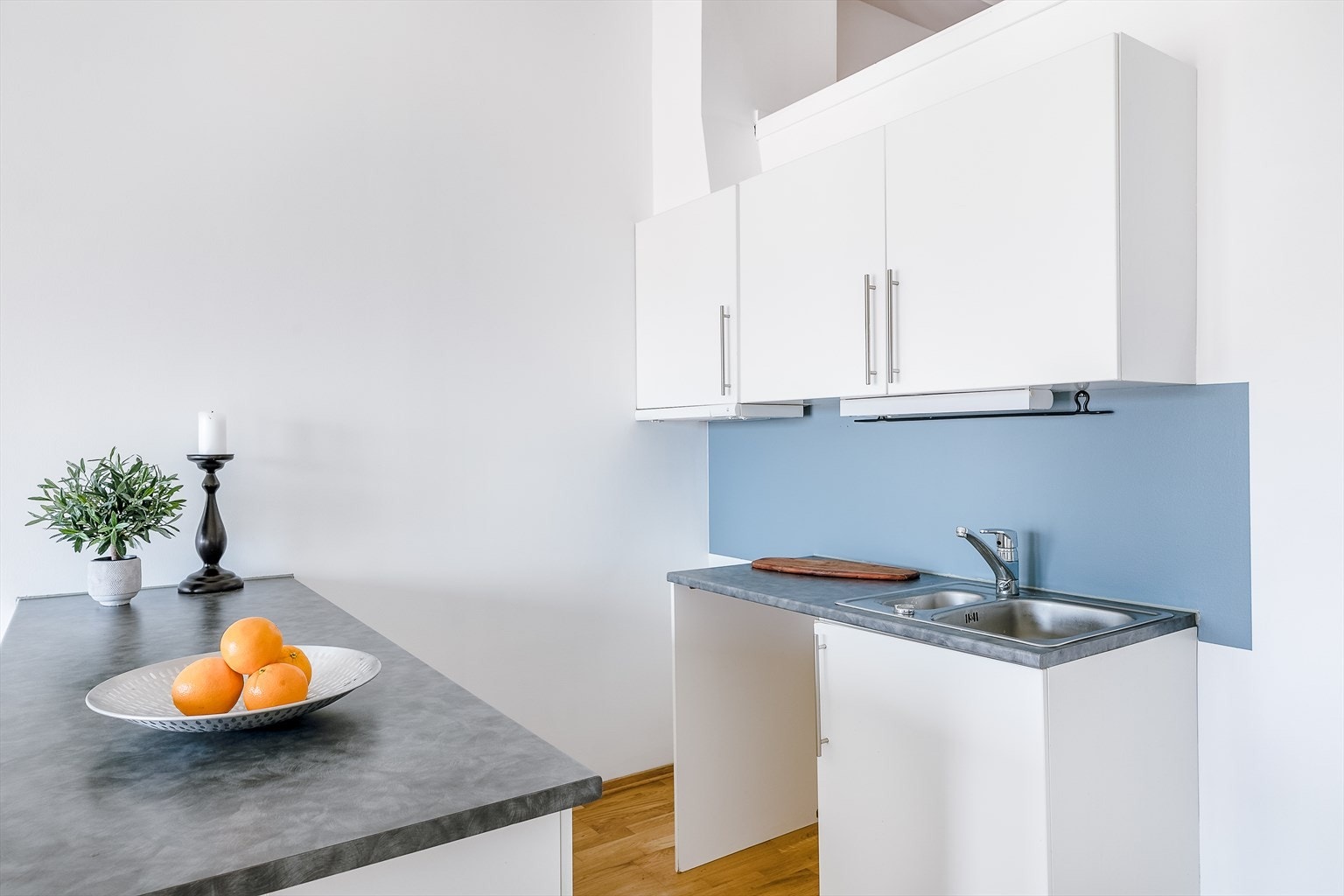 Kjøkkeninnredningen har oppbevaringsplass for det essensielle til daglig bruk. Galleribilde