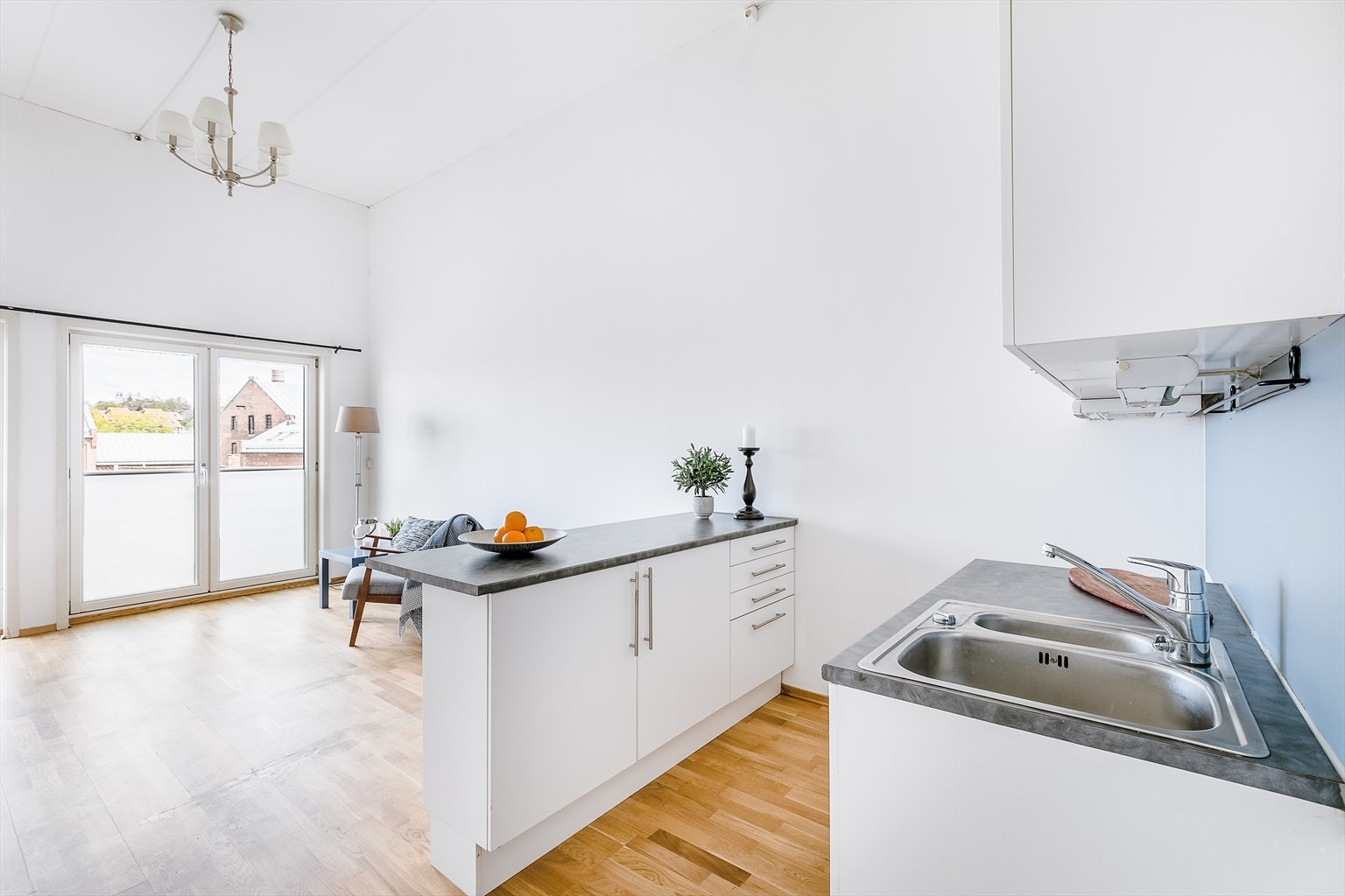 Leiligheten oppleves voluminøs av stor takhøyde, selv om arealet er kompakt. Galleribilde