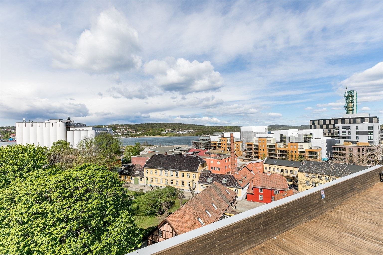 Takterrassen har panoramautsikt over byen, her sett mot Mossesundet i vest. Galleribilde