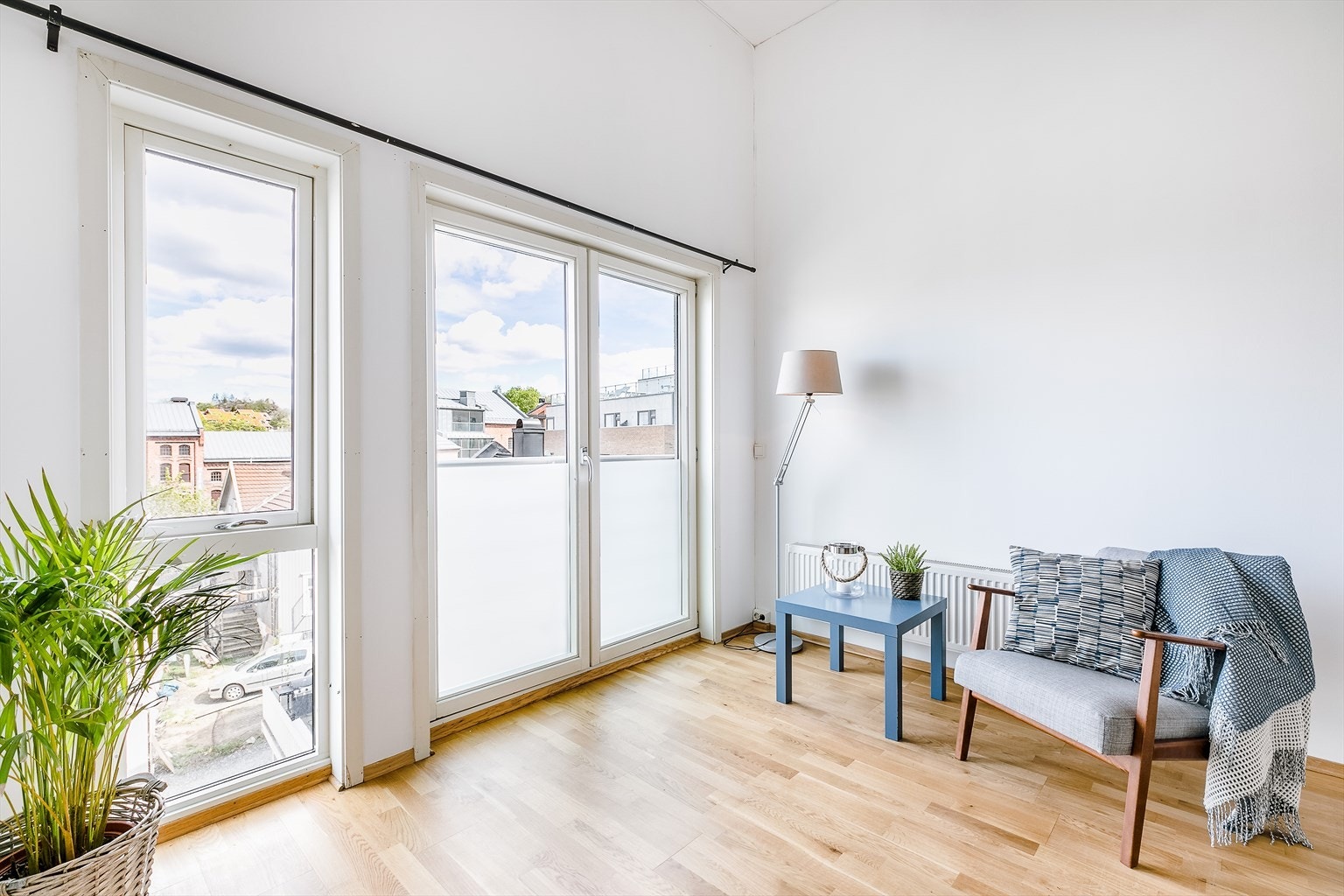 På gode sommerdager kan du åpne stuen mot en fransk balkong. Galleribilde