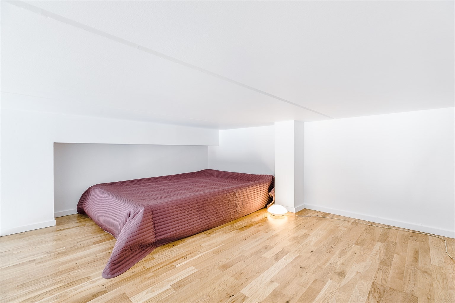 Hemsens takhøyde er lav, men bredden gir plass til madrass og oppbevaringsmøbler. Galleribilde