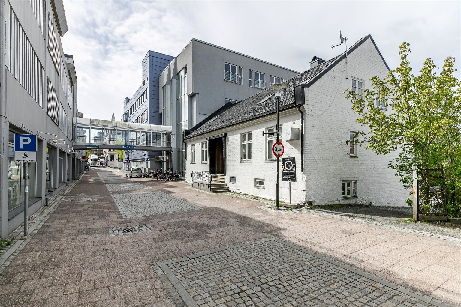 Felles hovedinngang vender mot Møllergata. Galleribilde