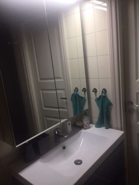 skap med speil og 2 skuffer under vasken Galleribilde