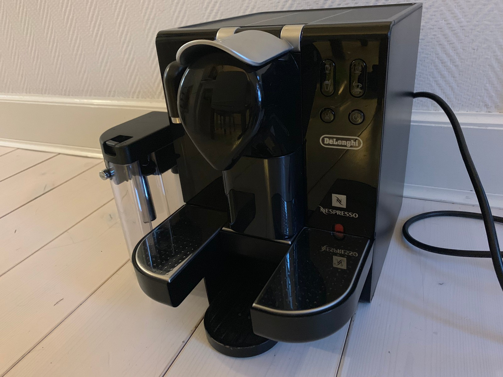Svart Nespresso DeLonghi kaffemaskin med melkesteamer | FINN.no Lite brukt DeLonghi støvsuger selges. | FINN.no