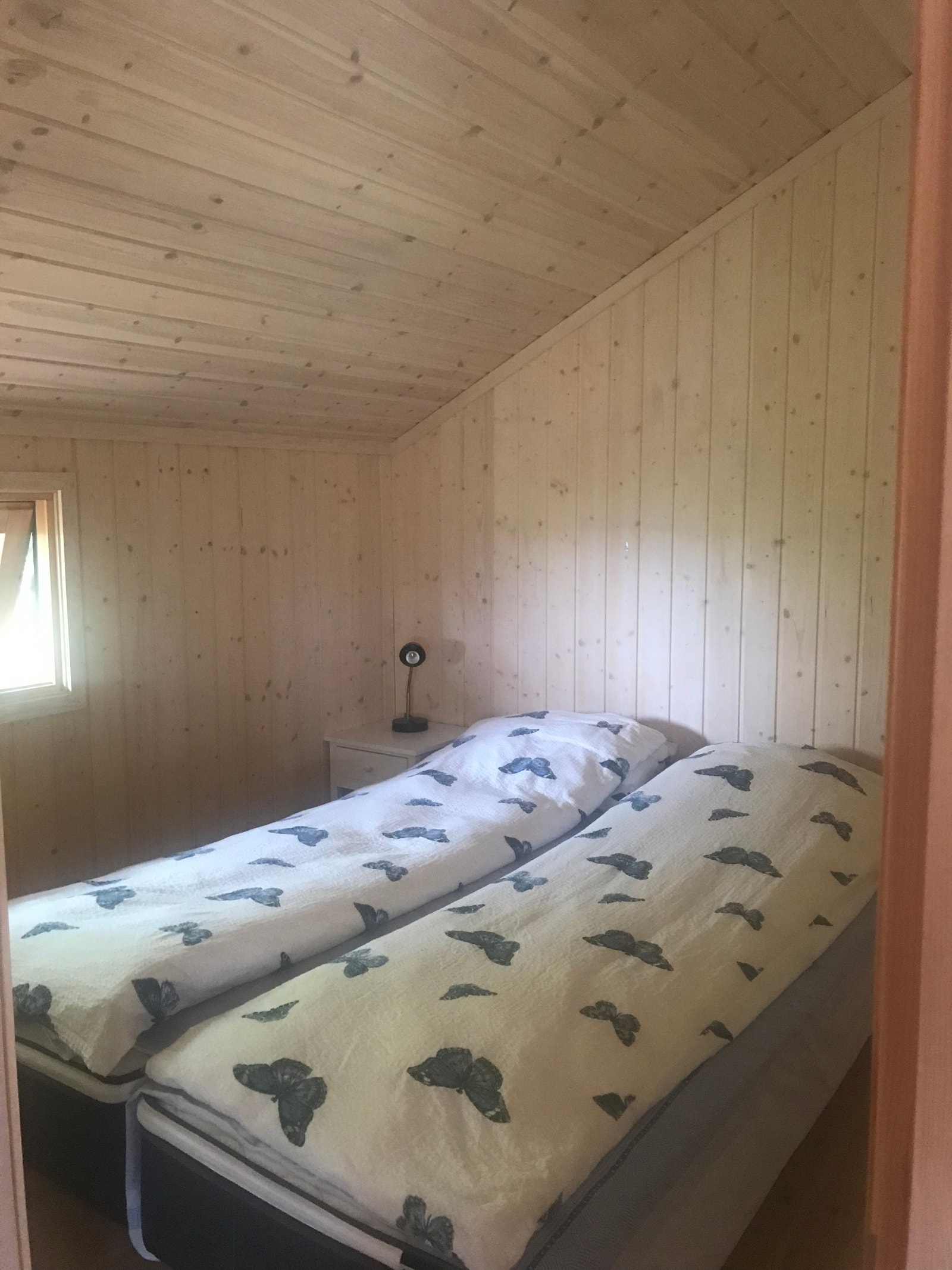 Soverom i hytta. 2 identiske, men speilvendte. Seng 200x150 cm eller 2 stk enkeltseng 200x75 cm. Galleribilde