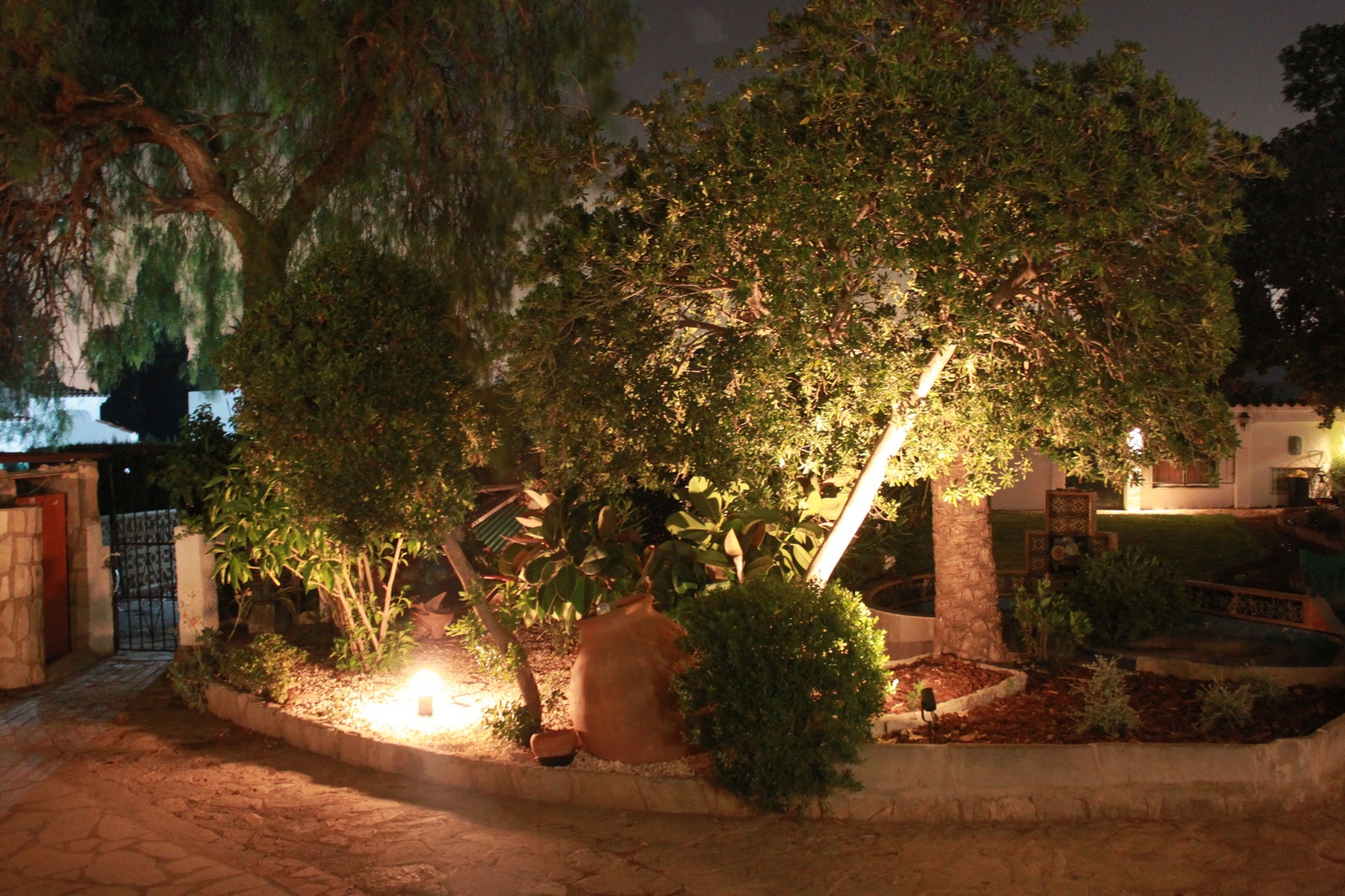 Belyst hage som kan nytes hele kvelden Galleribilde