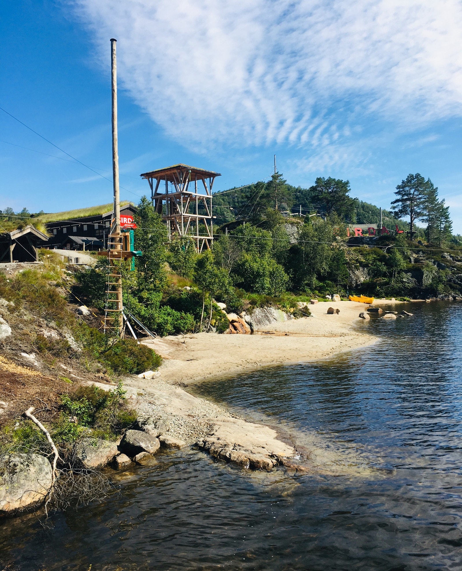 Badestrand, utleie av kanoer + klatreparken Høyt&Lavt like i nærheten av hytta Galleribilde
