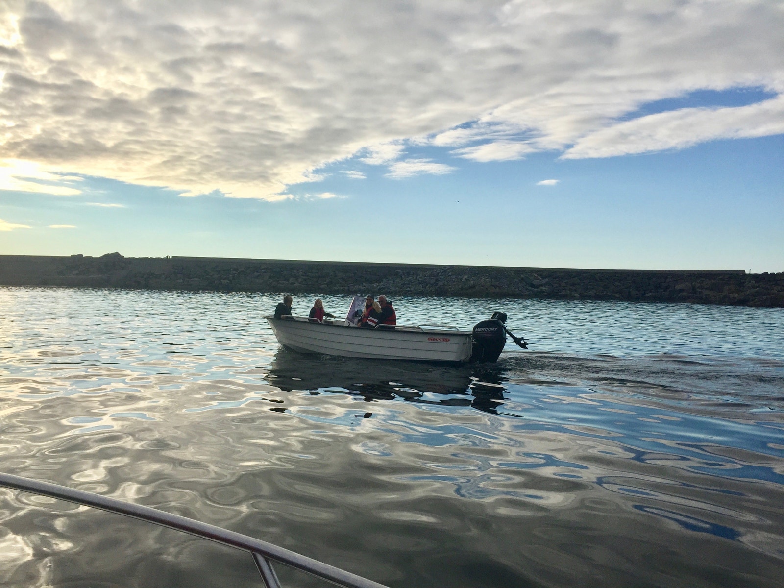 Ut å fiske på speilblankt hav... Galleribilde