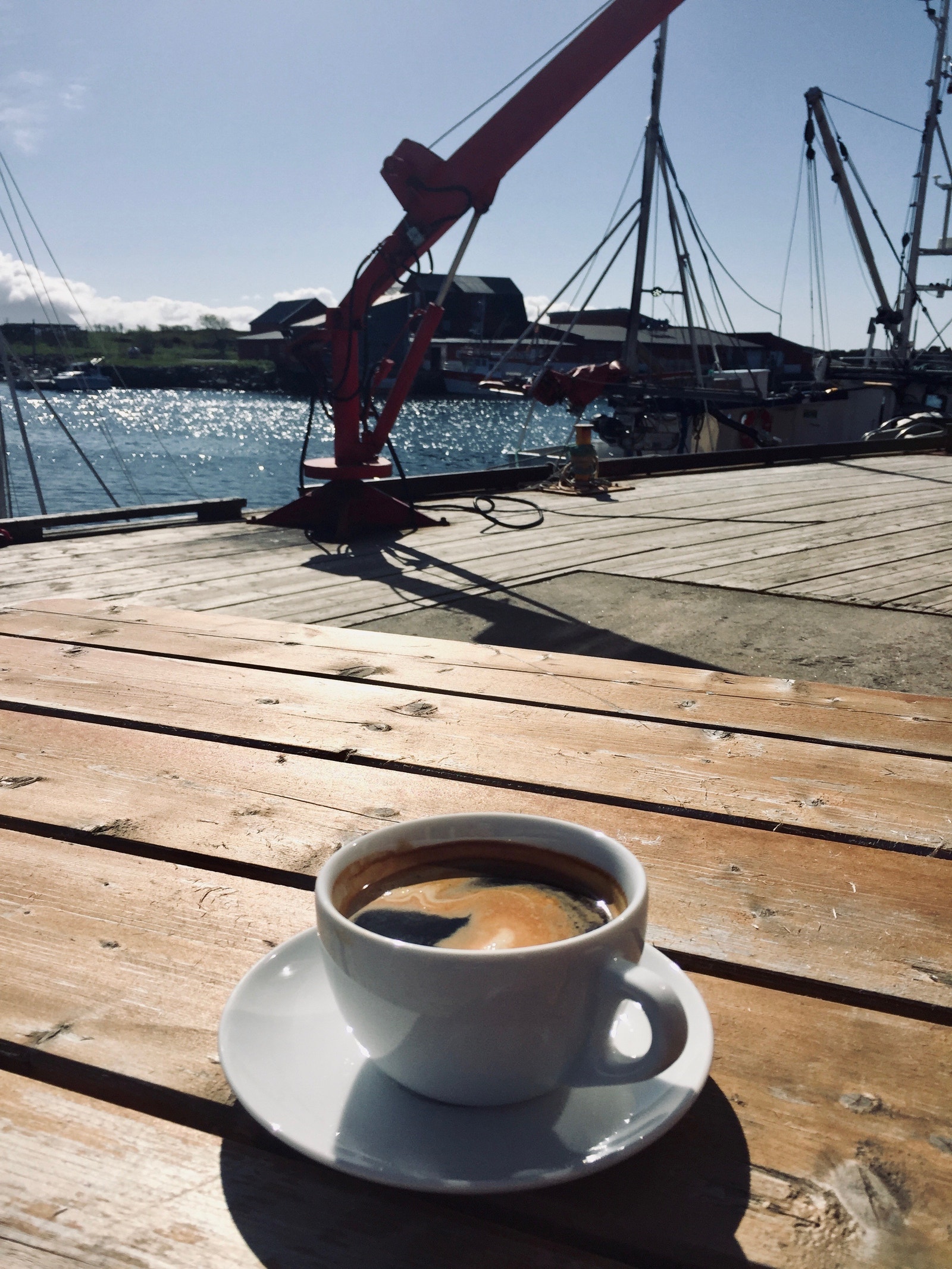 En god kopp kaffe på kaikanten Galleribilde