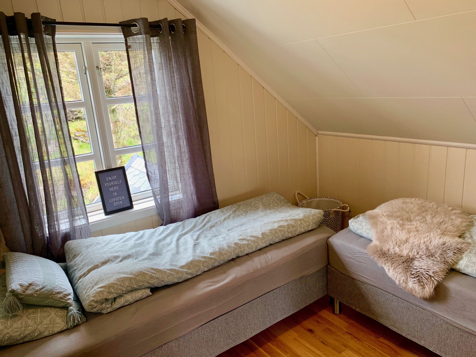 Soverom med to enkle senger Galleribilde