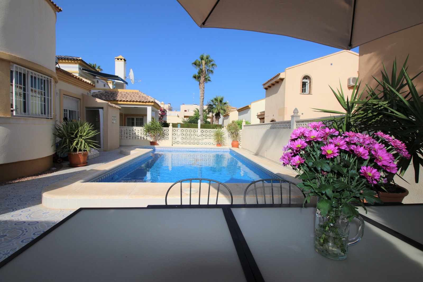 Spisebord ute og basseng Galleribilde