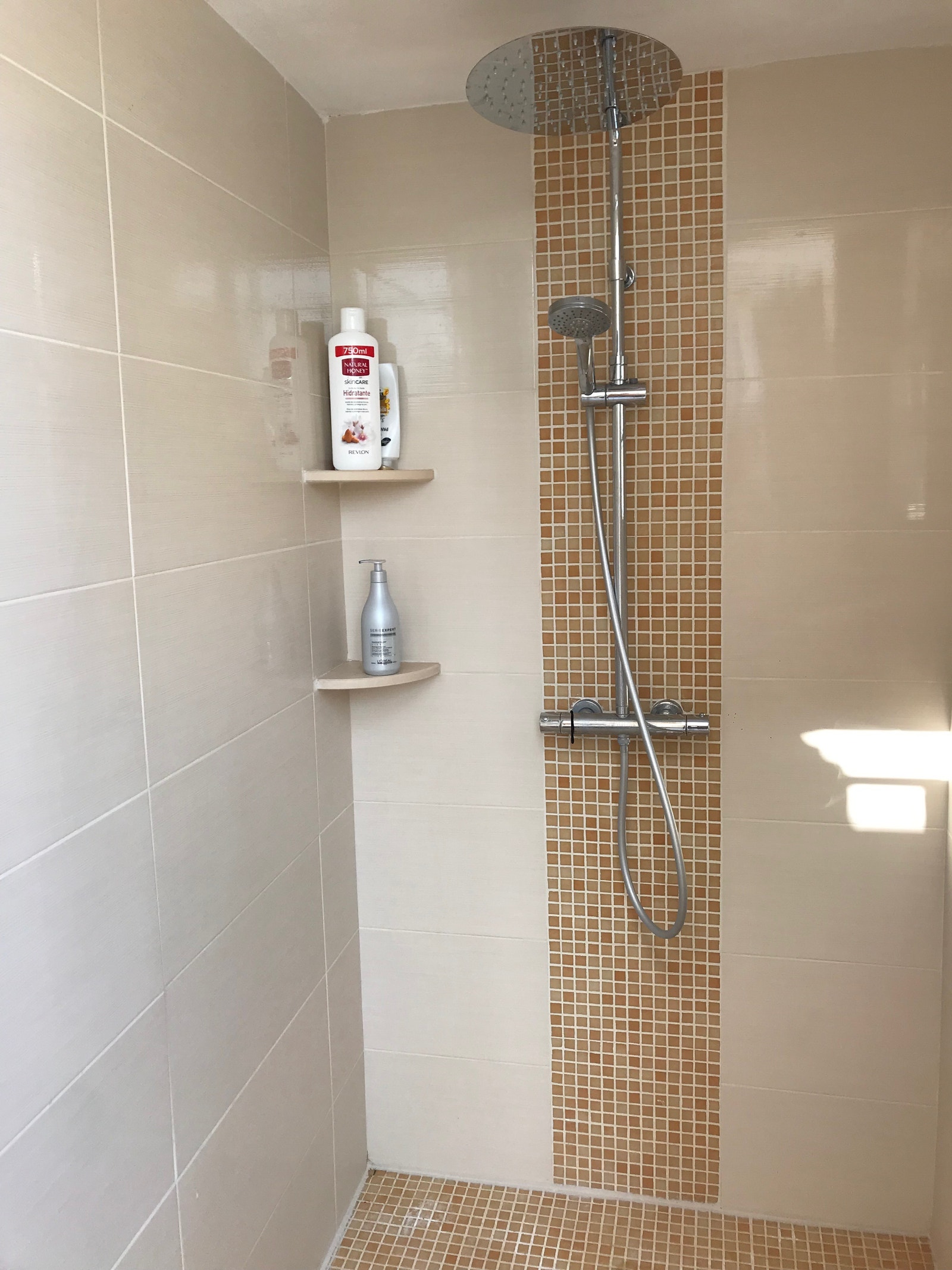 Utedusj med varmt vann. Nesten som et bad nr 3. Galleribilde