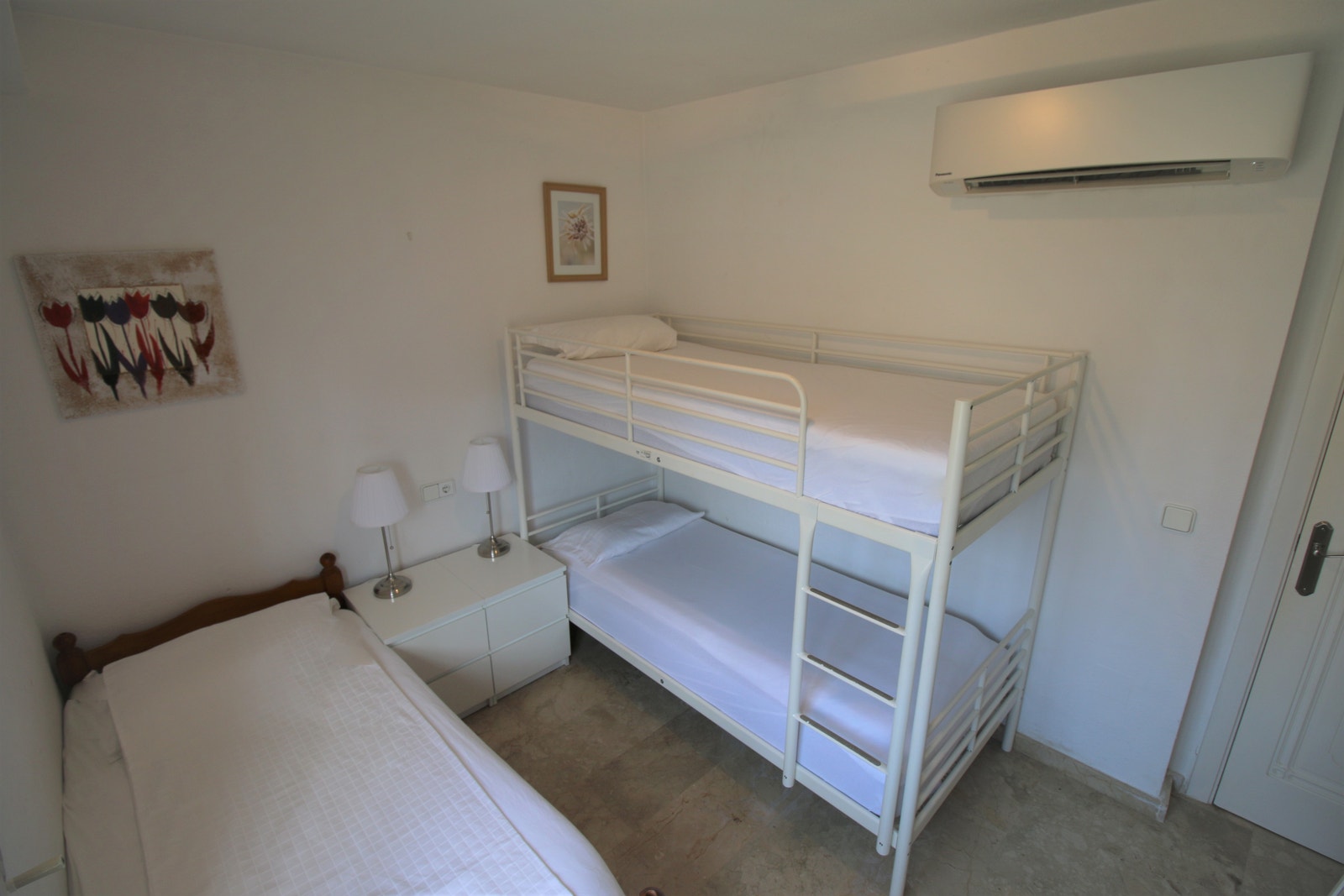 2 identiske soverom i 1. etasje med 3 senger i hver Galleribilde