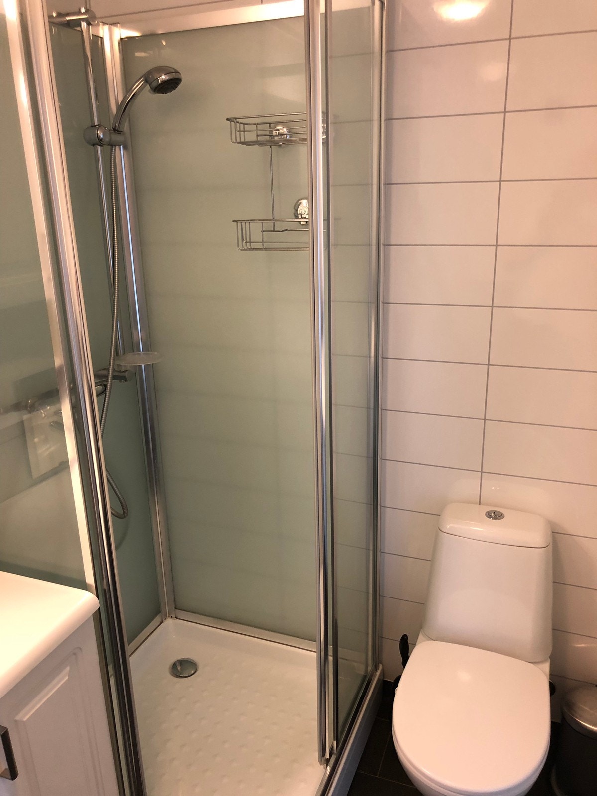 Bad 1 med dusj og vaskemaskin Galleribilde