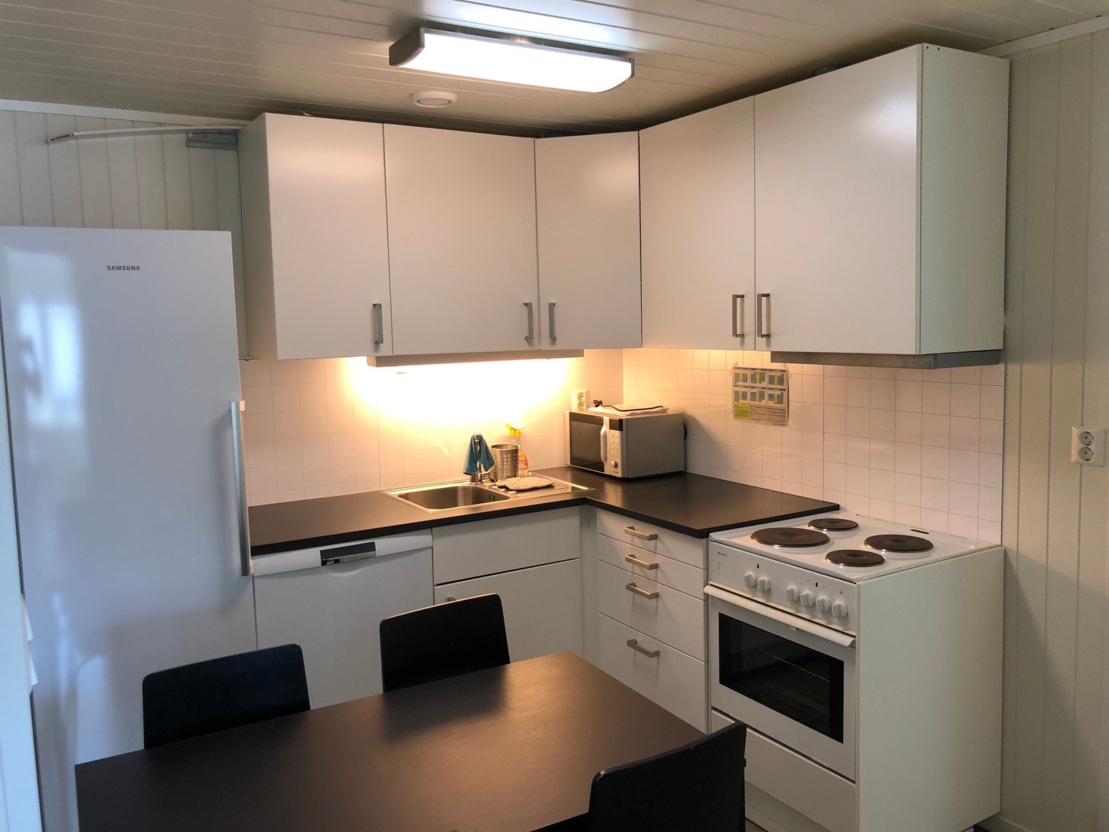 Kjøkken med mange skap Galleribilde