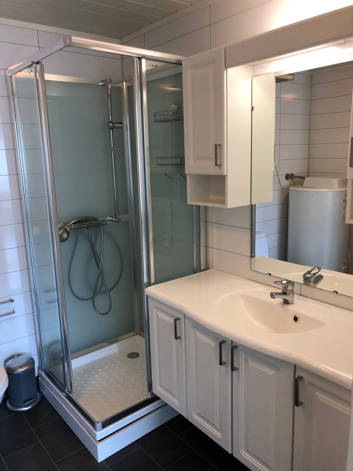 Bad 2 med dusj og vaskemaskin Galleribilde