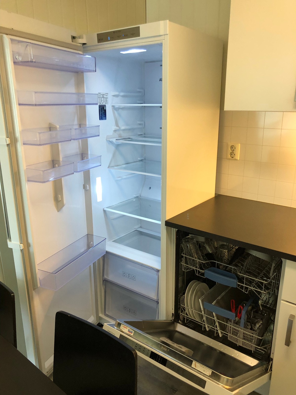 Kjøleskap og oppvaskemaskin Galleribilde