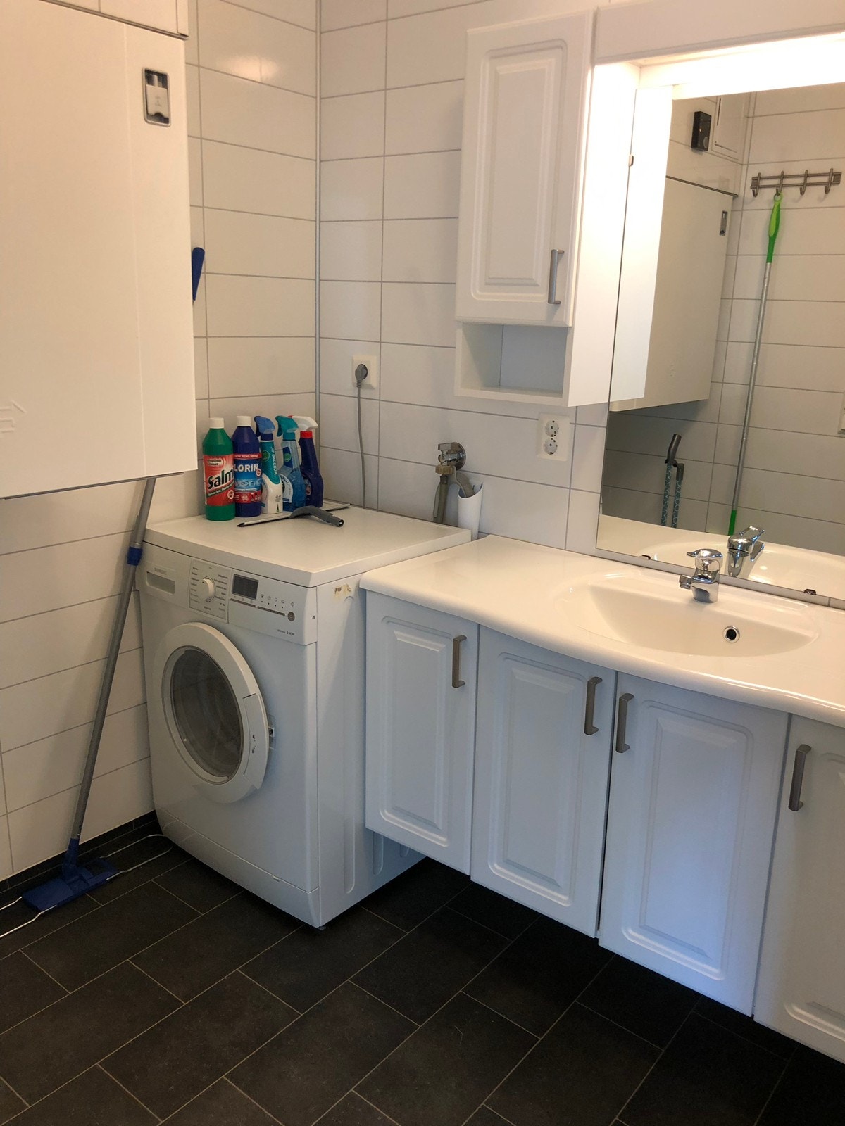 Bad 1 med dusj og vaskemaskin Galleribilde