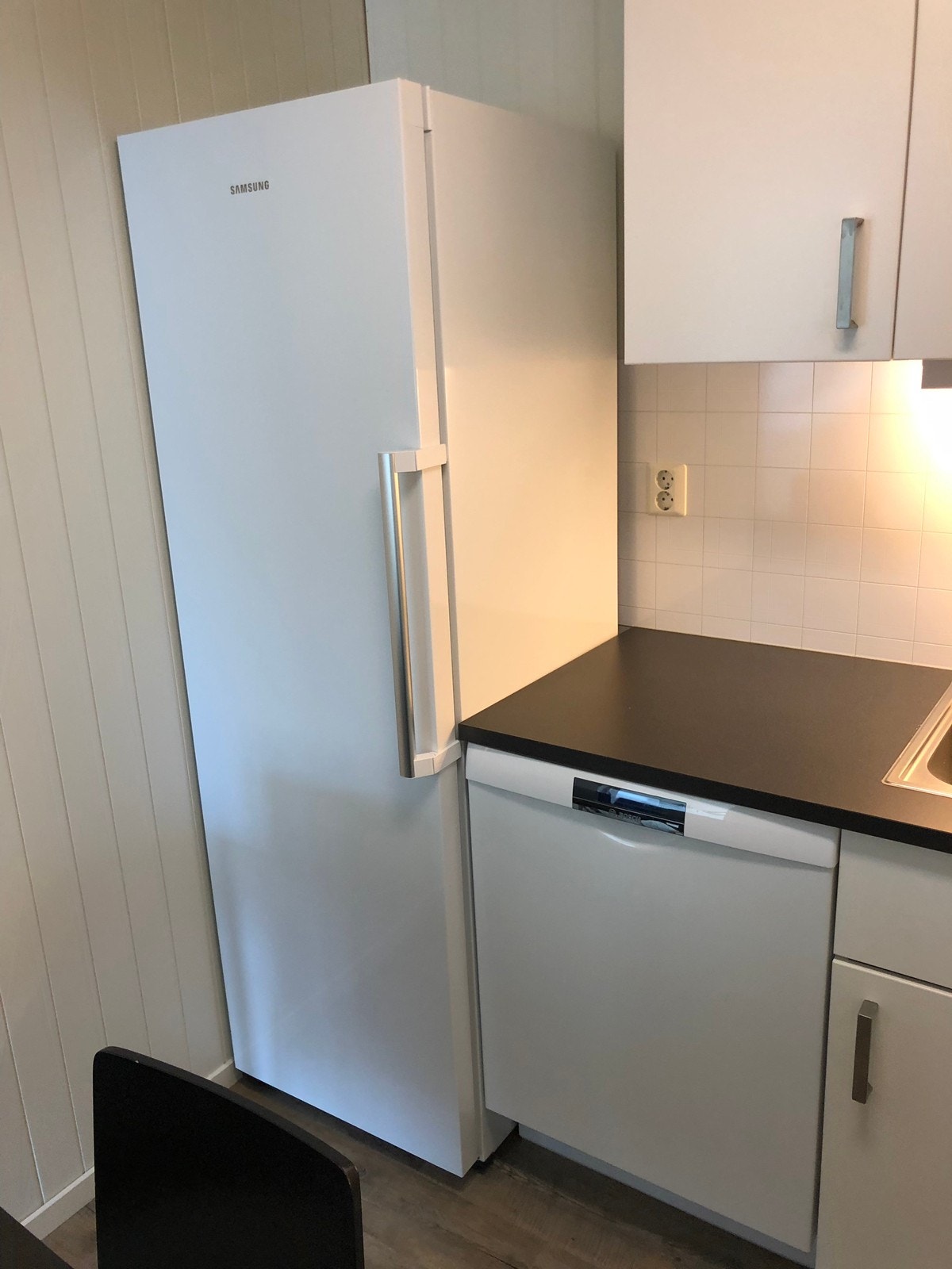 Kjøleskap og oppvaskmaskin Galleribilde