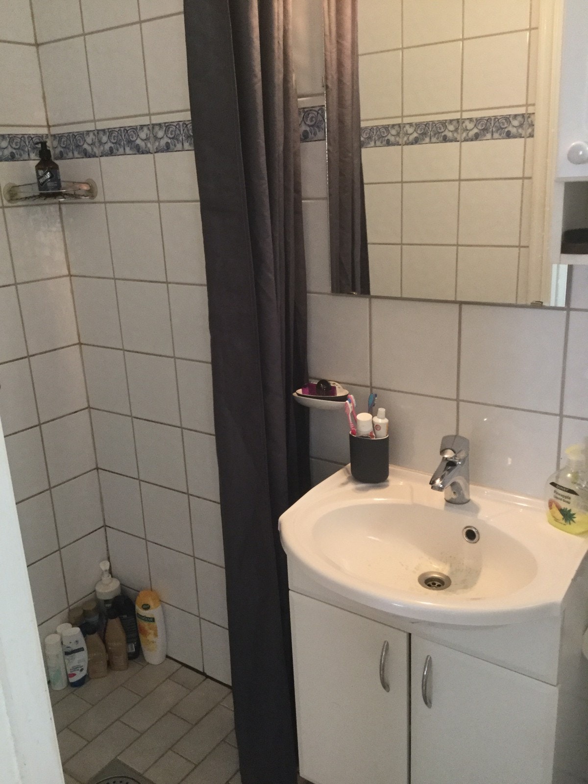 Lite flislagt bad med dusj og toalett i 1 etasje Galleribilde