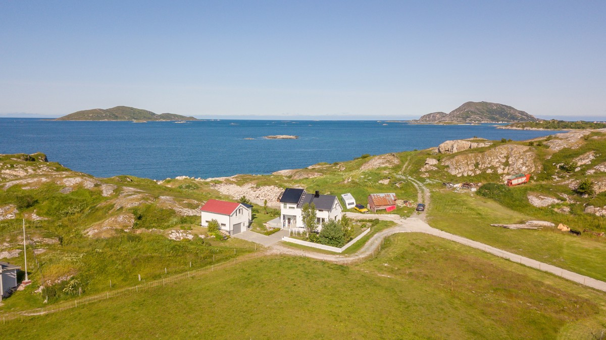 Gode lys- og solforhold, samt flott utsikt fra eiendommen mot Edøya, Hekkingen og storhavet