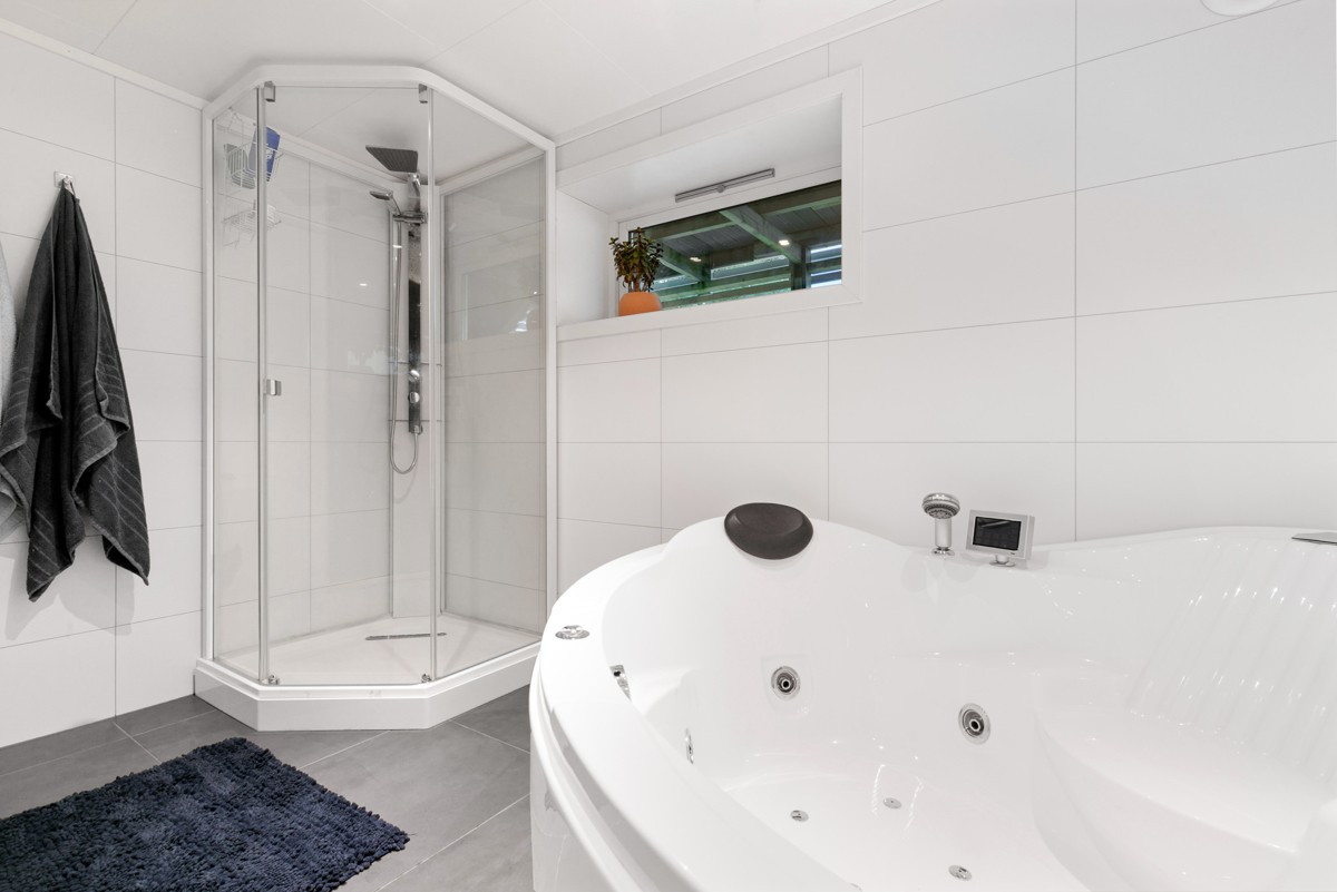 Bad i kjeller er innredet med wc, dusjkabinett og boblebad. Bad er fra 2013