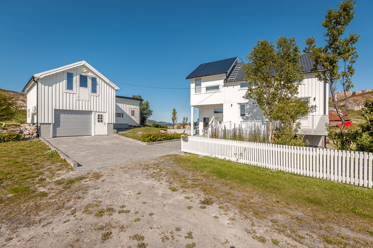 Kjørevei fram til bolig og garasje med hems