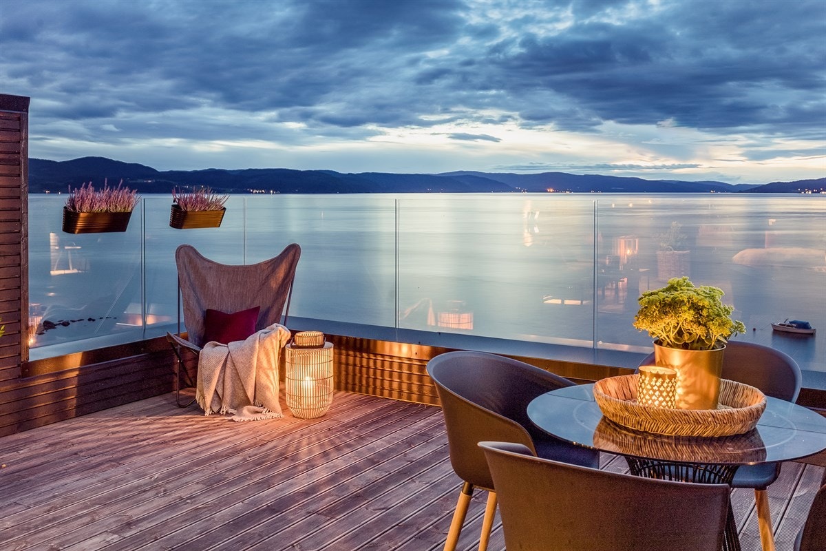 Alle veranda-/terrasserekkverk i glass slik at utsikten kommer inn i tilstøtende rom. Galleribilde