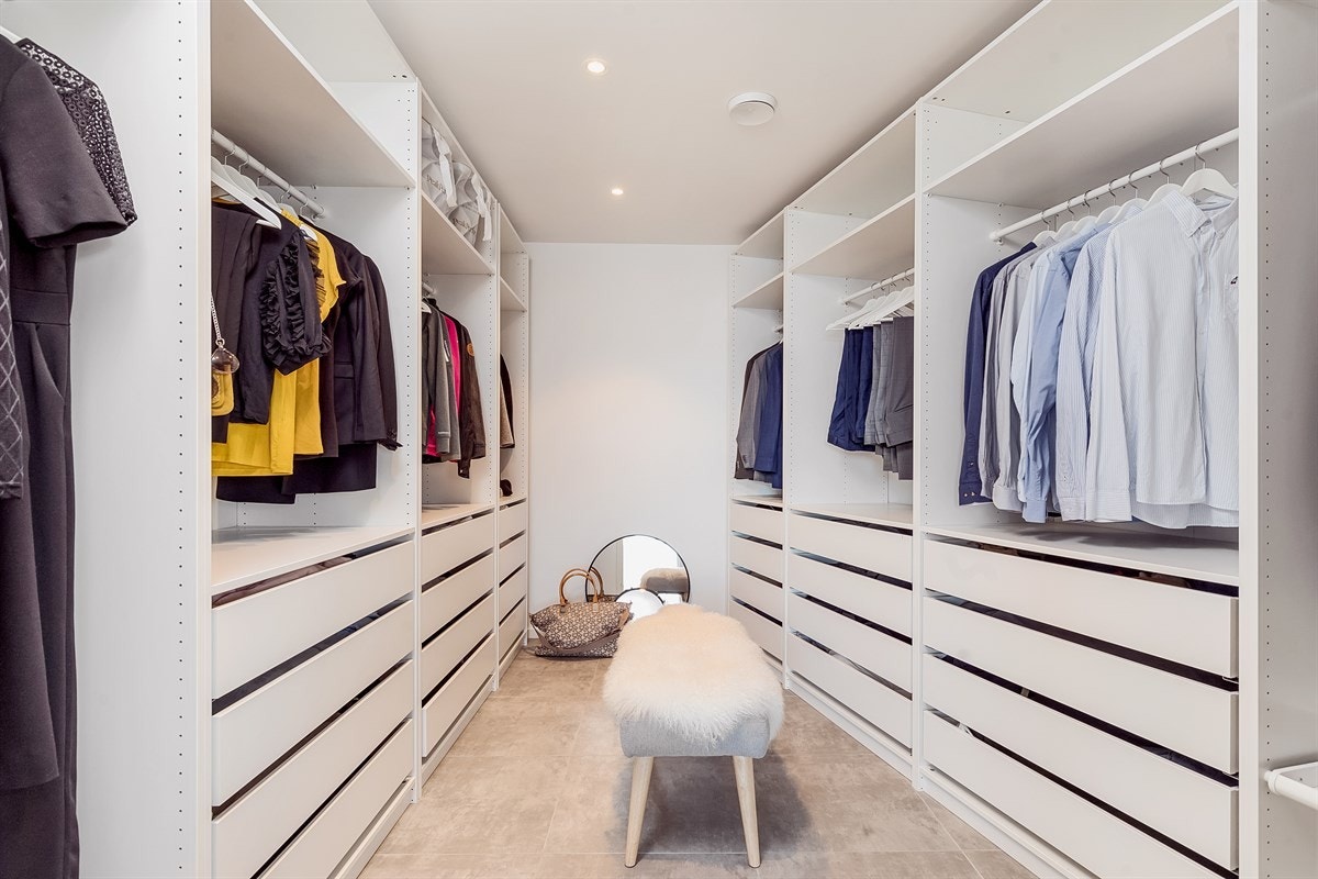 Walk-in-closet tilknyttet hovedsoverom. Galleribilde