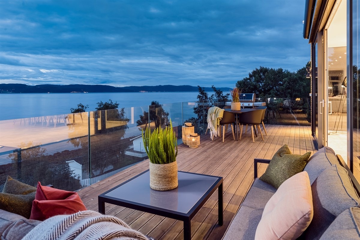 7 meter bred og 3 meter dyp elektrisk markise fra Kjells Markiser på terrasse ved stue, styres med smarthusløsning via bryter/app. Galleribilde