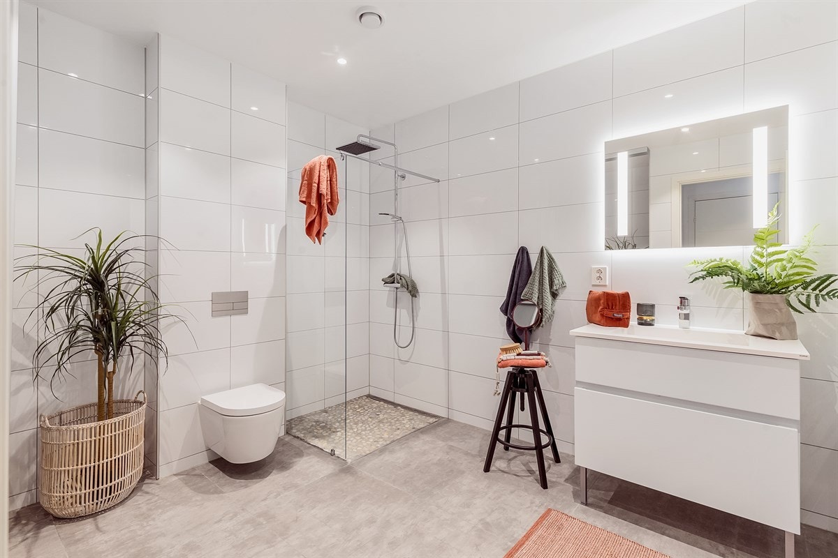 Det andre badet er på 9m² og er holdt i lyse fliser. Her er dusjnisje, vegghengt toalett og baderomsinnredning. Galleribilde