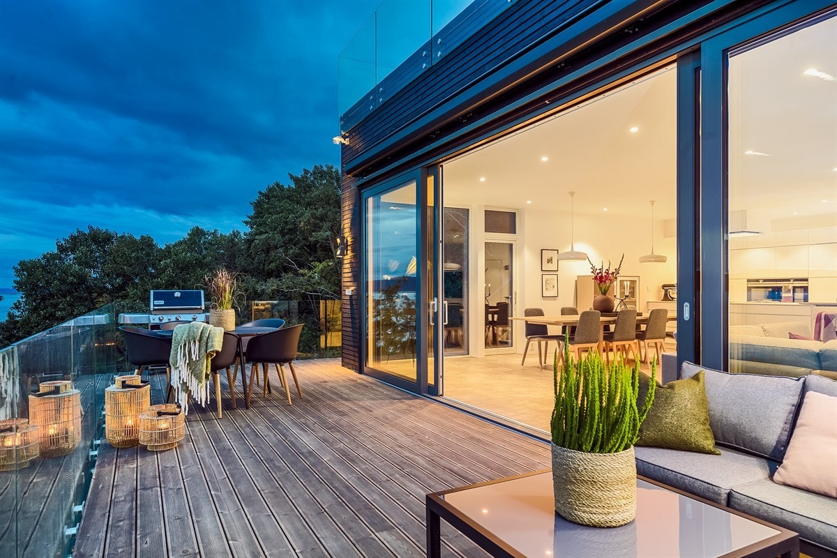 Doble skyvedører kan åpnes helt opp slik at stuen forlenges ut på terrassen. Galleribilde