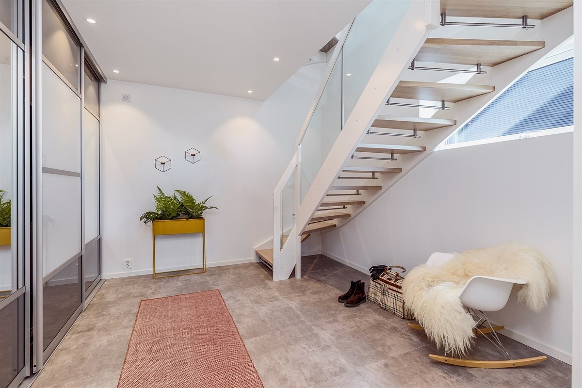 Hallen er utstyrt med skyvedørsgarderobe. Galleribilde