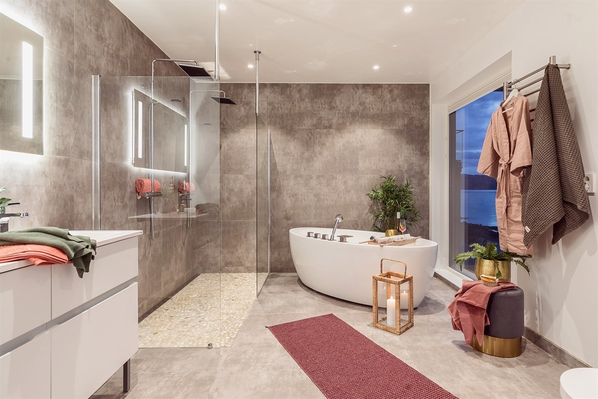 Badet tilknyttet hovedsoverommet er på 11,2m² og fremstår som lekkert med fliser på gulv og vegger. Galleribilde