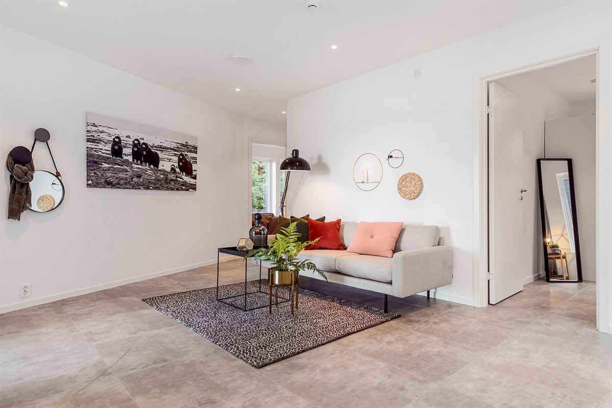 Praktisk allrom på 25m² binder sammen de øvrige rommene i 1.etasje. Galleribilde