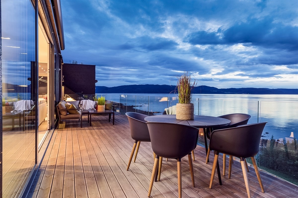 Totalt ca. 145m² terrasser. Galleribilde