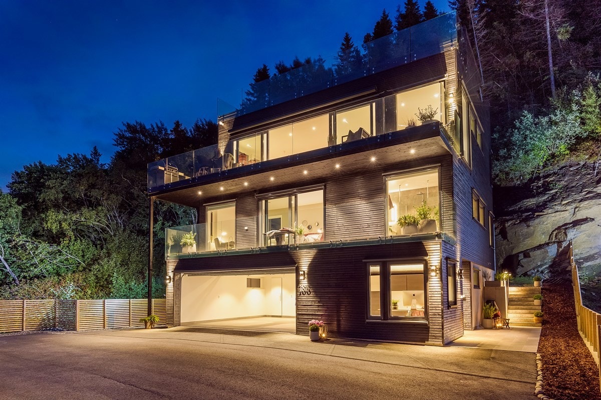 Boligen ble oppført i 2016 og holder en svært høy og påkostet standard. Boligen nyter godt av en fantastisk fjordutsikt og optimale solforhold. Galleribilde