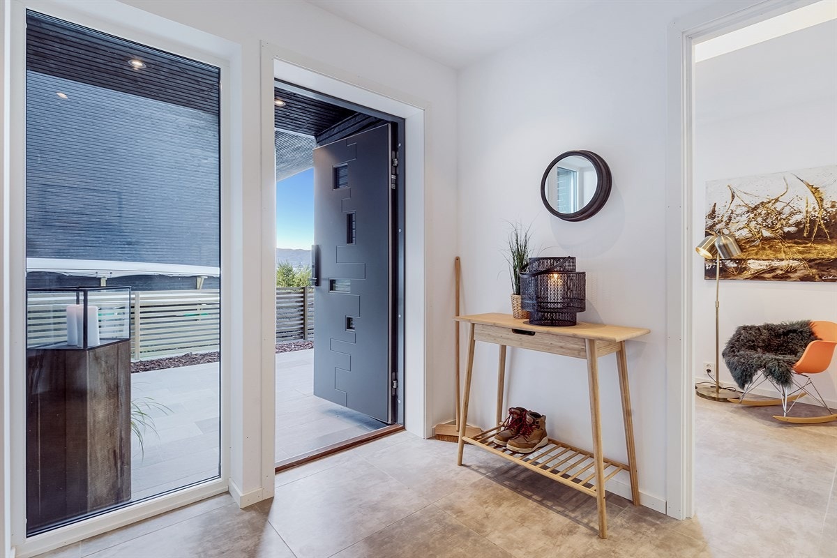 Romslig flislagt entré og hall på ca. 19m². Galleribilde