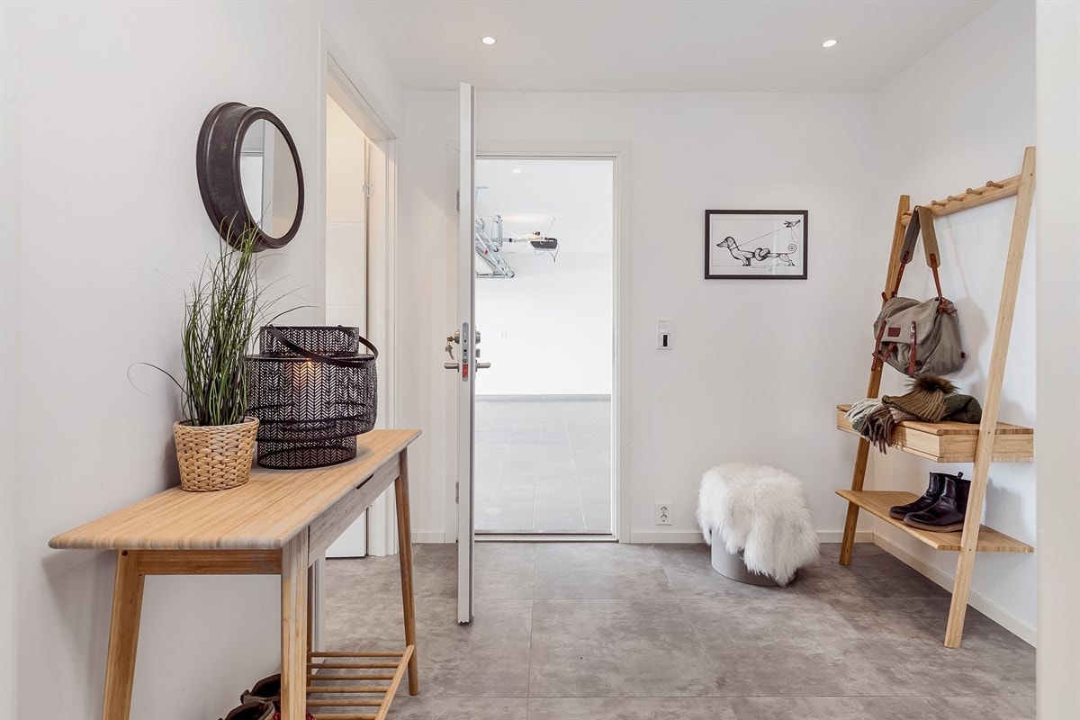 Fra entré har man utvendig adkomst og adkomst fra dobbeltgarasje på 34,5m². Galleribilde