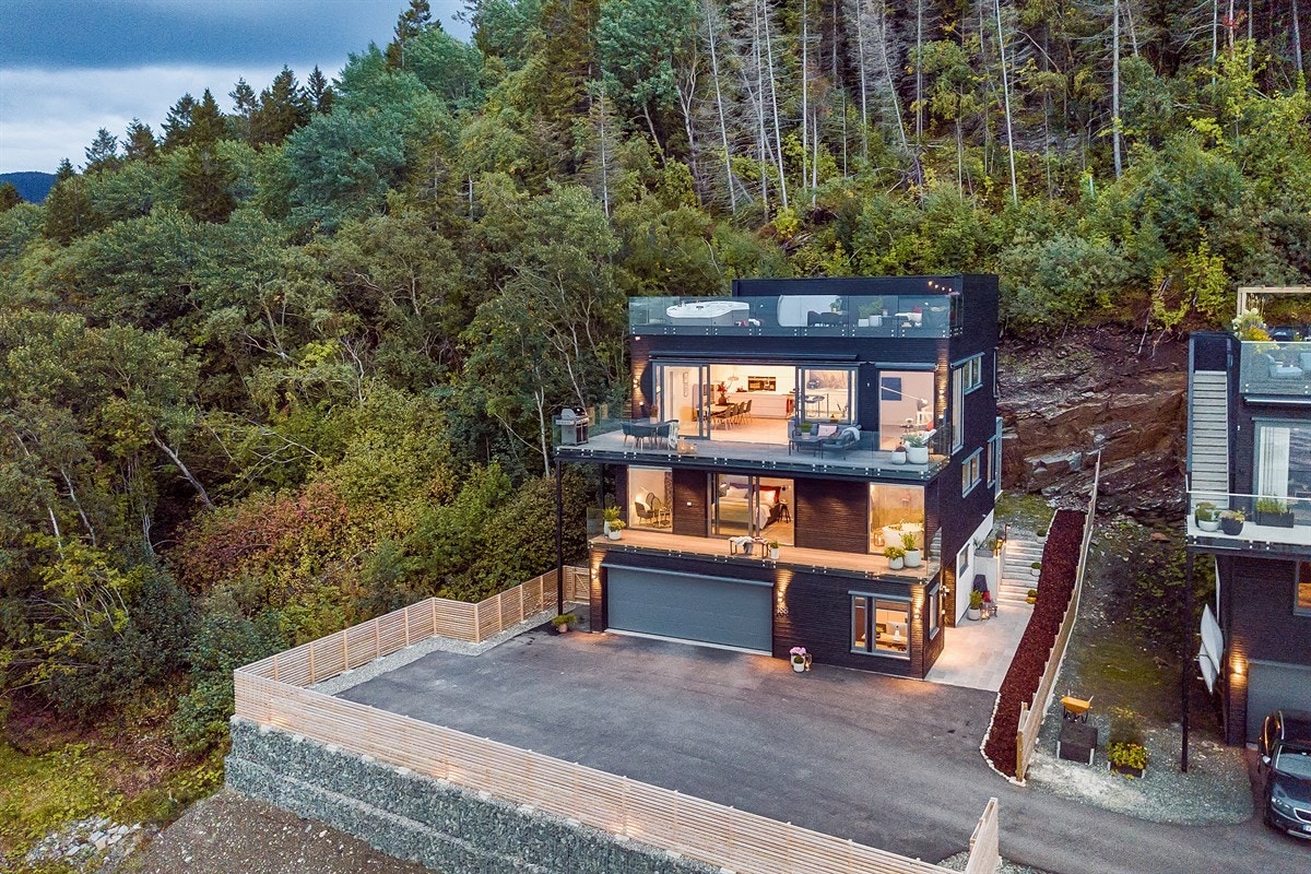 Stor dobbeltgarasje med elektrisk port og 2 stk. hurtigladere for EL-bil. Samt flere biloppstillingsplasser på gårdsplass. Galleribilde