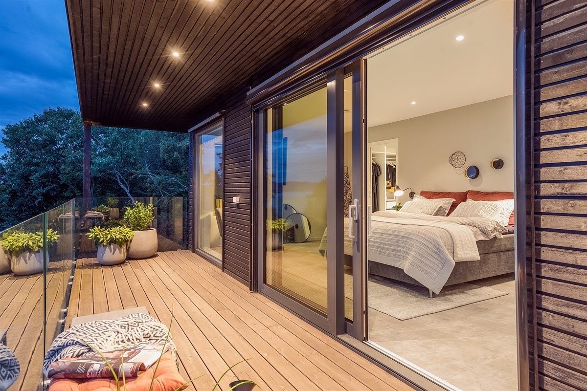 3 stk. elektriske utvendig screens fra Kjells Markiser, styres med smarthusløsning via bryter/app. Galleribilde