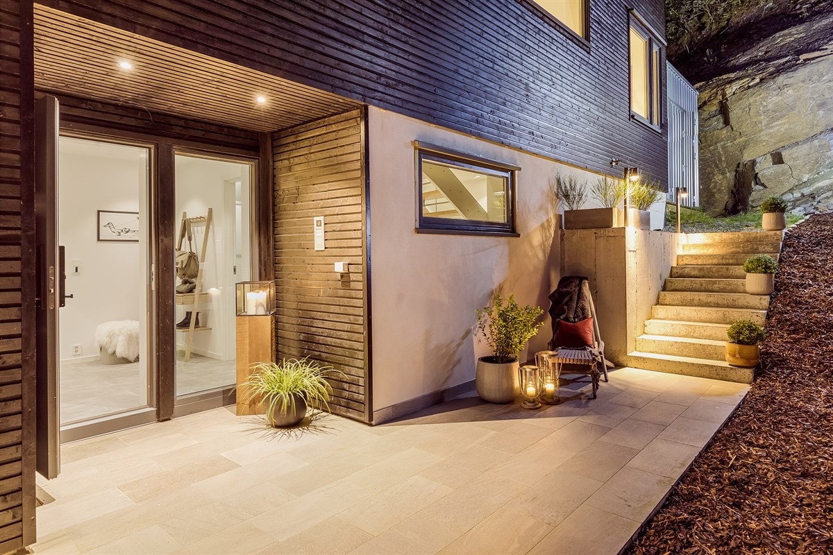 Smarthus fra ABB - Freehome. Styrer lys, varme, utvendig screen, markise og porttelefon med kamera. Galleribilde