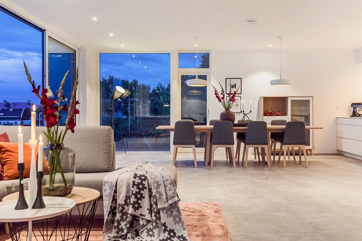 Fra store vindusflater fra gulv til tak har man en nydelig utsikt over fjorden og Fosen. Galleribilde