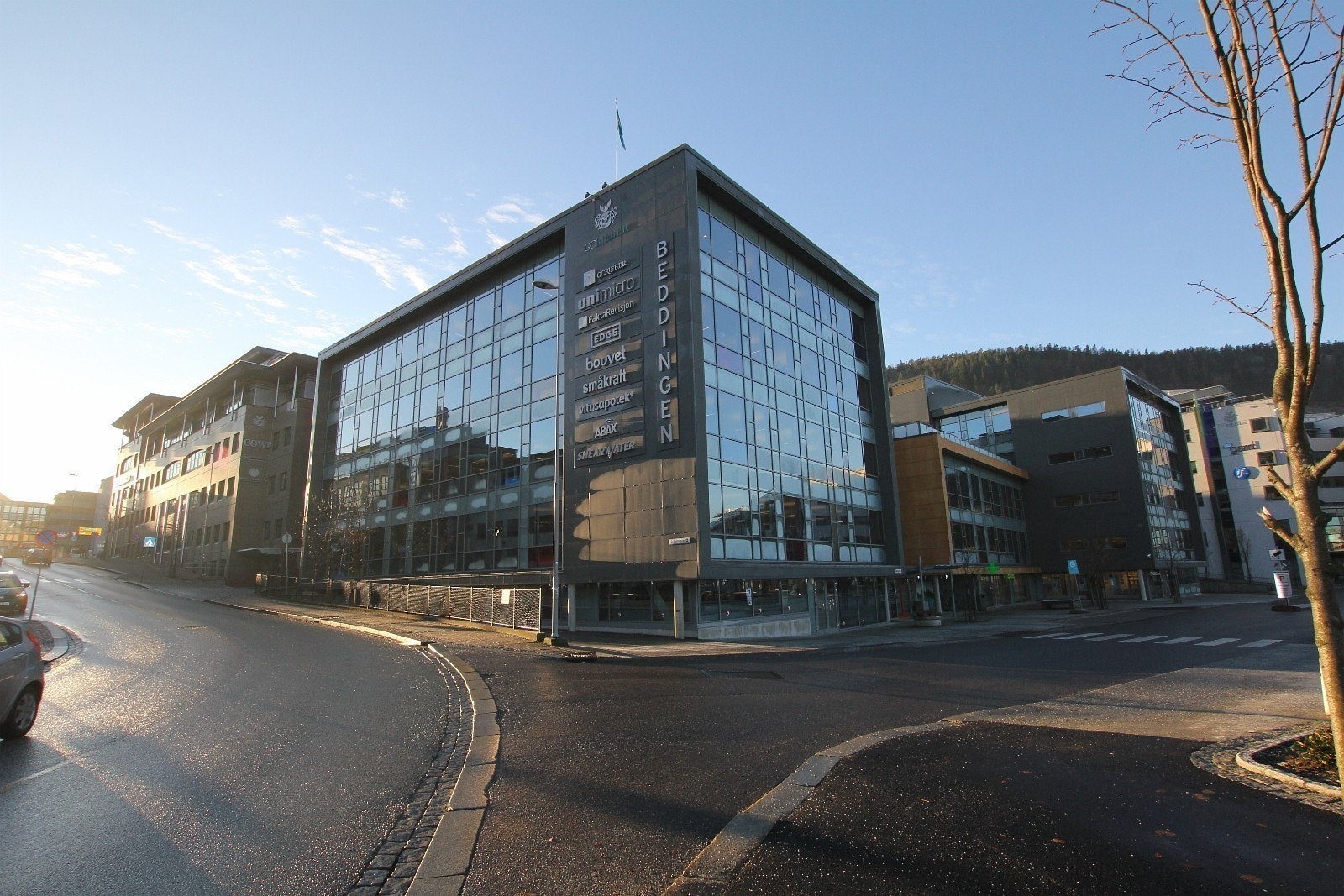 Beddingen - pent beliggende i inngangsporten til Solheimsviken Galleribilde