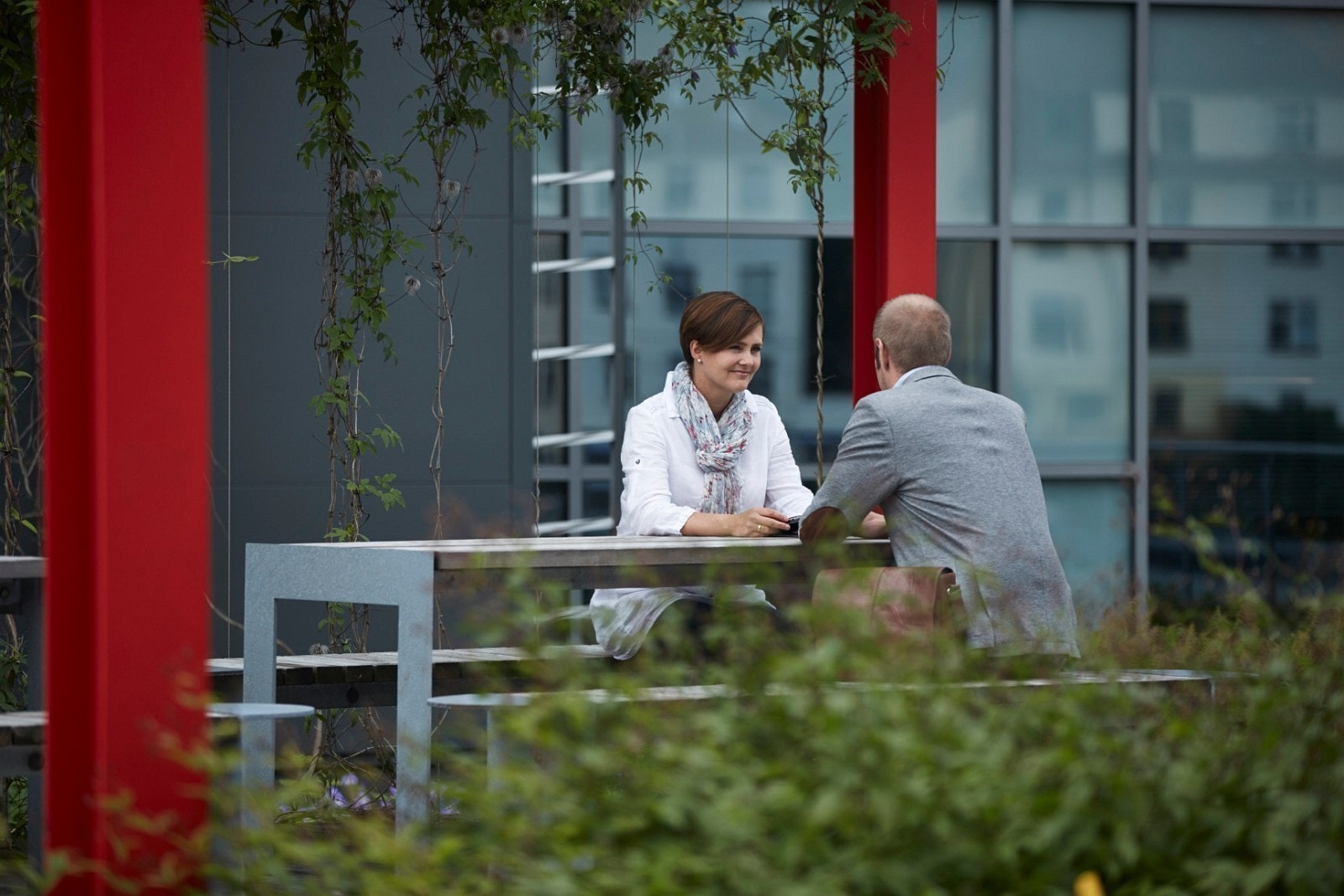 Lunsj eller kaffepause kan nytes på byggets takterrasse på varmere dager Galleribilde