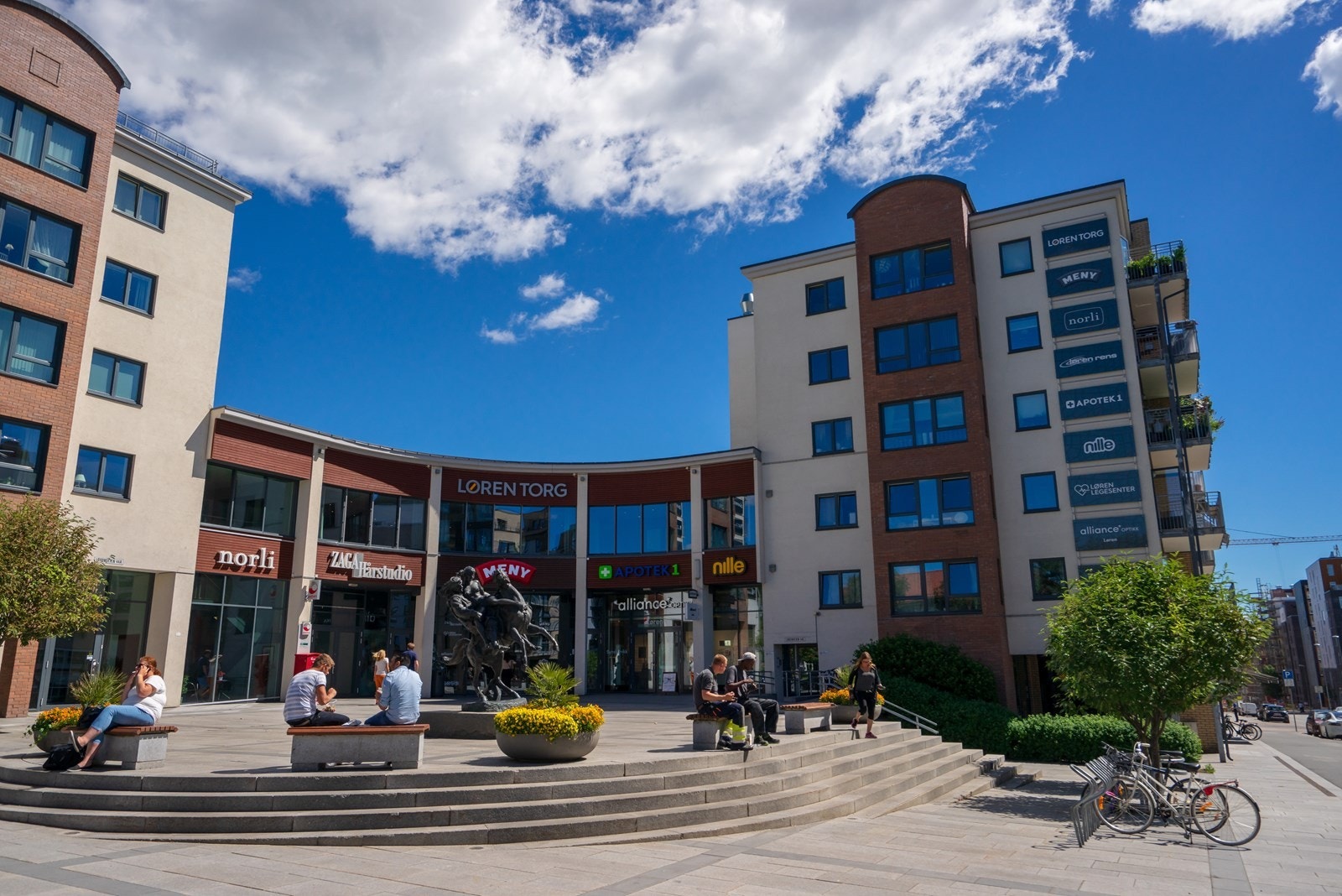 På Løren kan du finne et godt utvalg av butikker, caféer og andre fasiliteter. Du finner bl.a. caféer og restauranter som Baker Hansen, Kaffebrenneriet, Peppes Pizza, Domino`s, Sanjay (indisk restaurant) og nyåpnede Bydelsspiseriet på Løren. Galleribilde